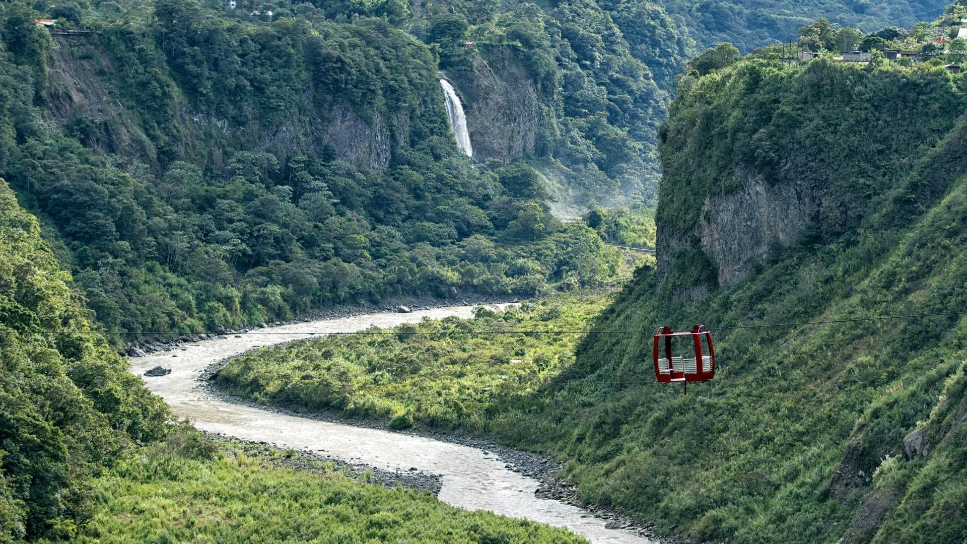 厄瓜多尔巴尼奥斯的缆车和峡谷